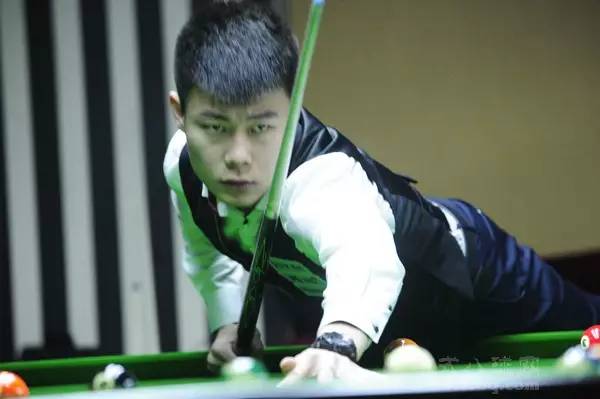 有些尴尬，巴林门将在成功扑救后不慎用脚打入乌龙且弄伤自己